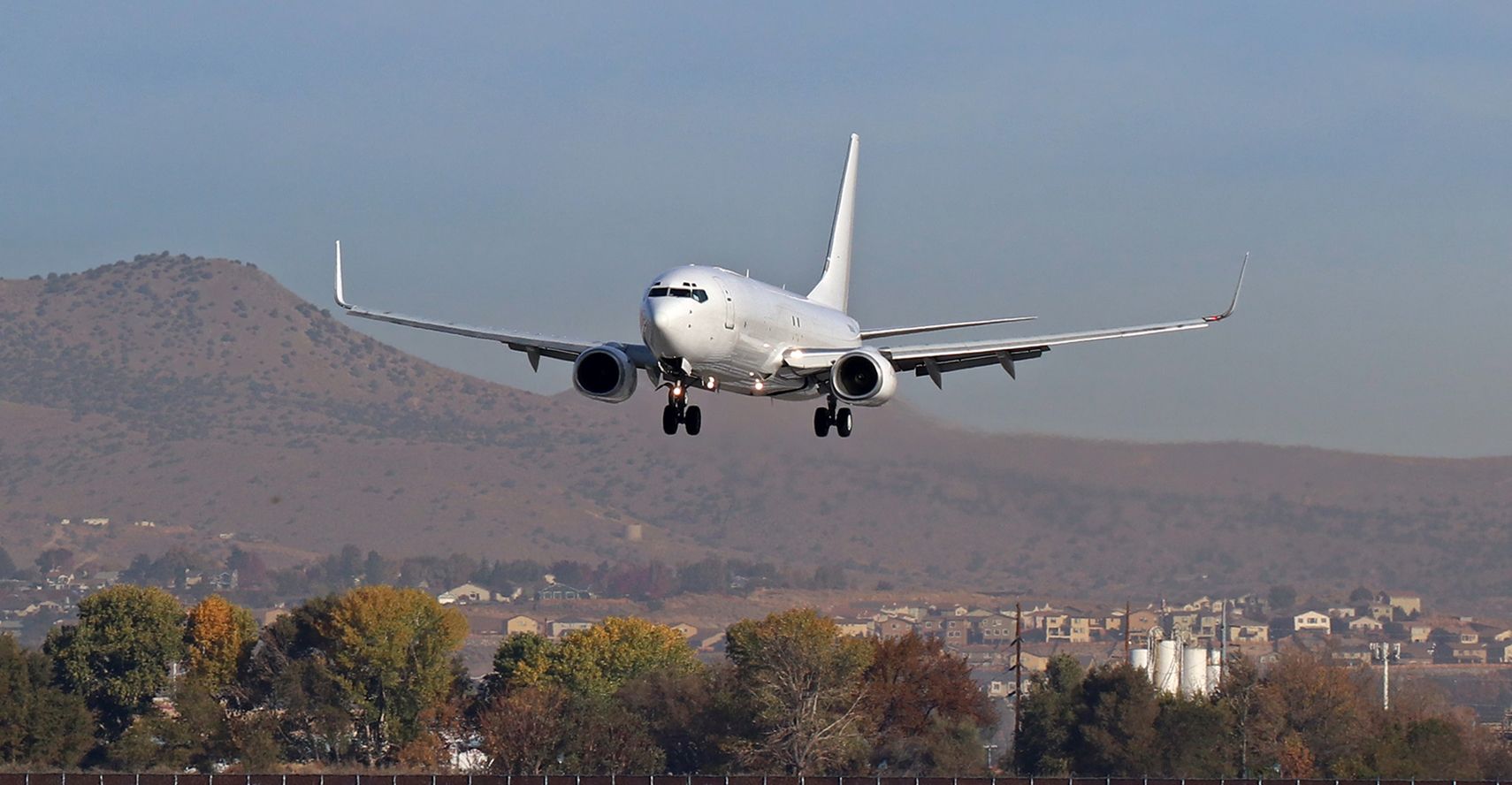 Boeing 737-800 — - Coming over the airport perimeter fence on very s/final to 17L.