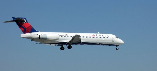 Boeing 717-200 (N928AT) - About to touch down is this 2000 Delta Airlines Boeing 717-231 in the Spring of 2023.