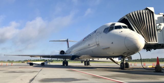 McDonnell Douglas MD-88 (N942DL) - Beautiful warm morning.