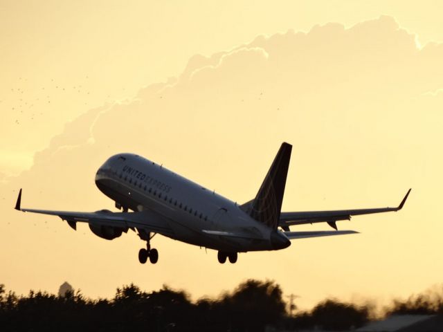 Embraer 170/175 (N858RW)