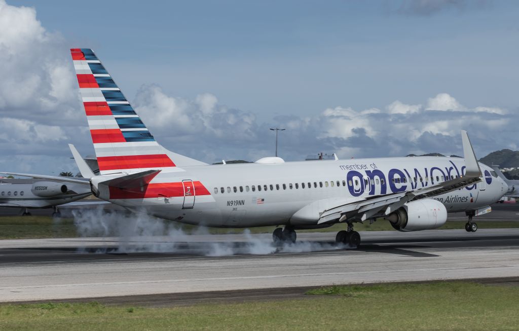 Boeing 737-800 (N919NN)