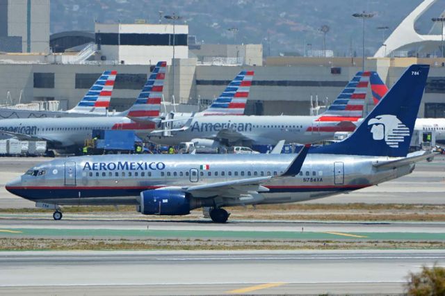 Boeing 737-700 (N784XA) - Aeromexico Boeing 737-752 N784XA at LAX on May 3, 2016. 