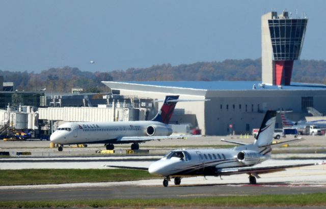 Cessna Citation II (N618LT) - Taxiing to departure is this 1989 Cessna 550 Citation II in the Autumn of 2023.