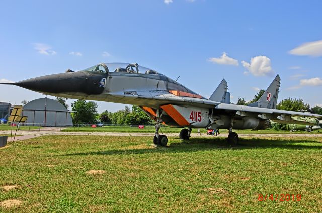 MIKOYAN MiG-33 —