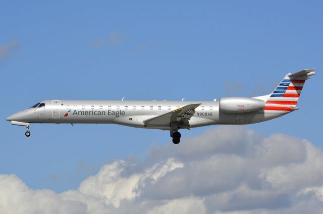 Embraer ERJ-145 (N908AE)