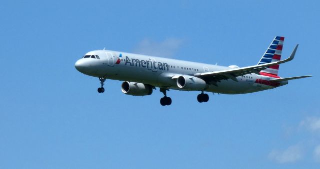 Airbus A321 (N930AU) - On short final is this 2017 American Airlines Airbus 320-231 from the Spring of 2022.