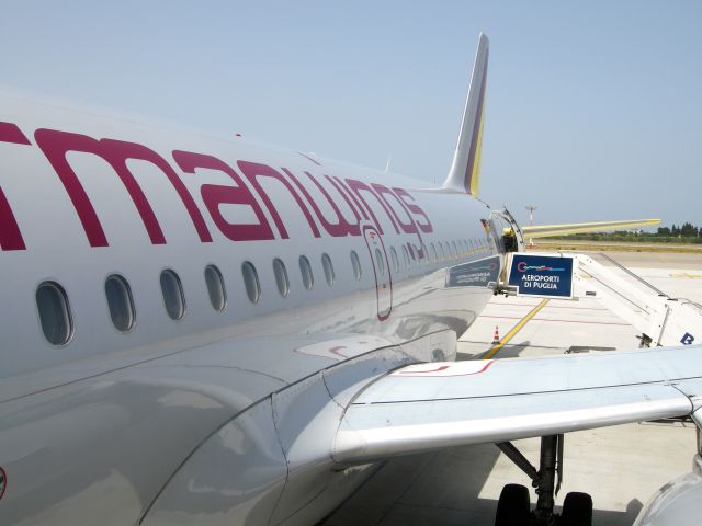 Airbus A319 (D-AKNS) - Germanwings Airbus A319-112 D-AKNS boarding in Bari Airport