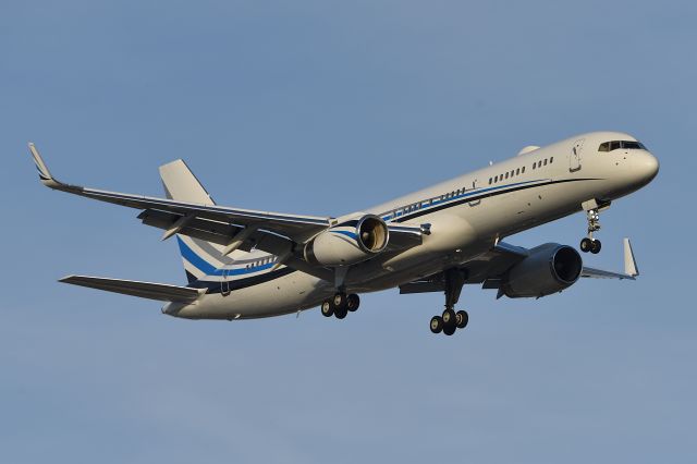 Boeing 757-200 (N801DM) - On final for 23L on 03-18-25 with the Dallas Mavericks on board.