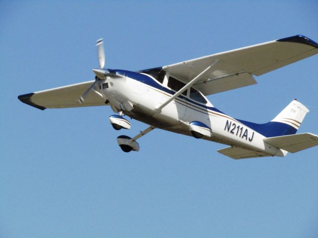 Cessna Skylane (N211AJ) - Taking off from RWY 24