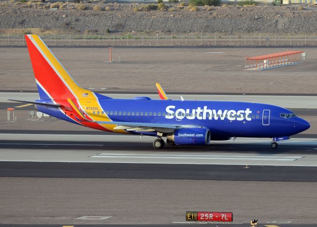 Boeing 737-700 (N7820L)