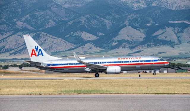 Boeing 737-800 (N921NN) - American Airlines old colors departing KBZN