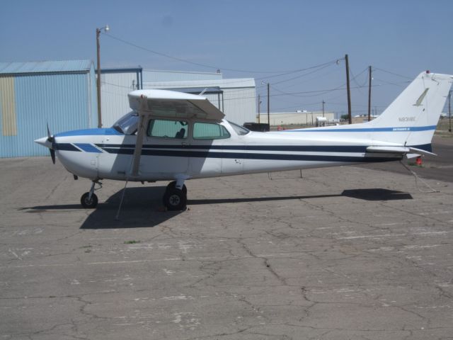 Cessna Skyhawk (N8318E)