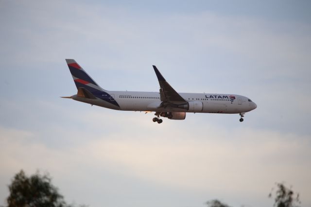 BOEING 767-300 (CC-CXI)