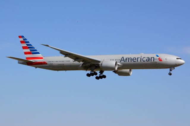 BOEING 777-300 (N718AN) - American - N718AN - B777-300 - Arriving KDFW 02/21/2014