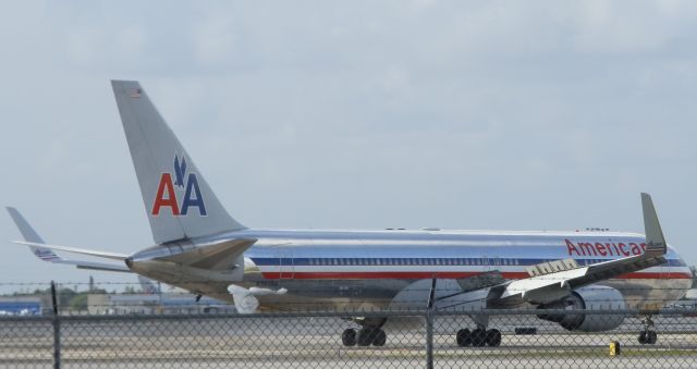 BOEING 767-300 (N397AN)