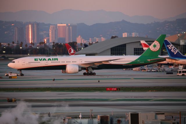 BOEING 777-300ER (B-16725)