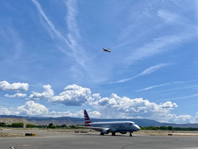 Embraer 175 (N232NN)