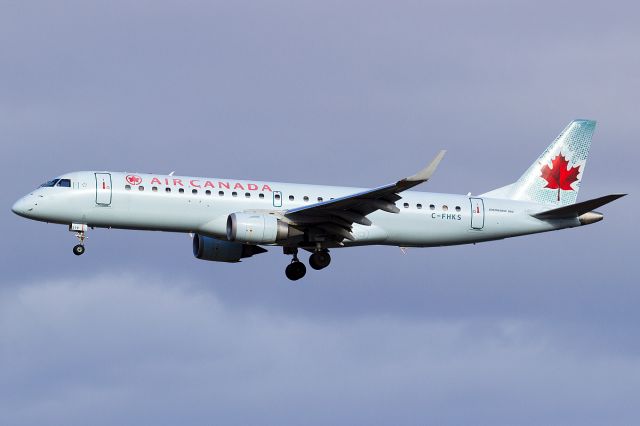 Embraer ERJ-190 (C-FHKS) - Air Canada 690 on final for Rwy 29.