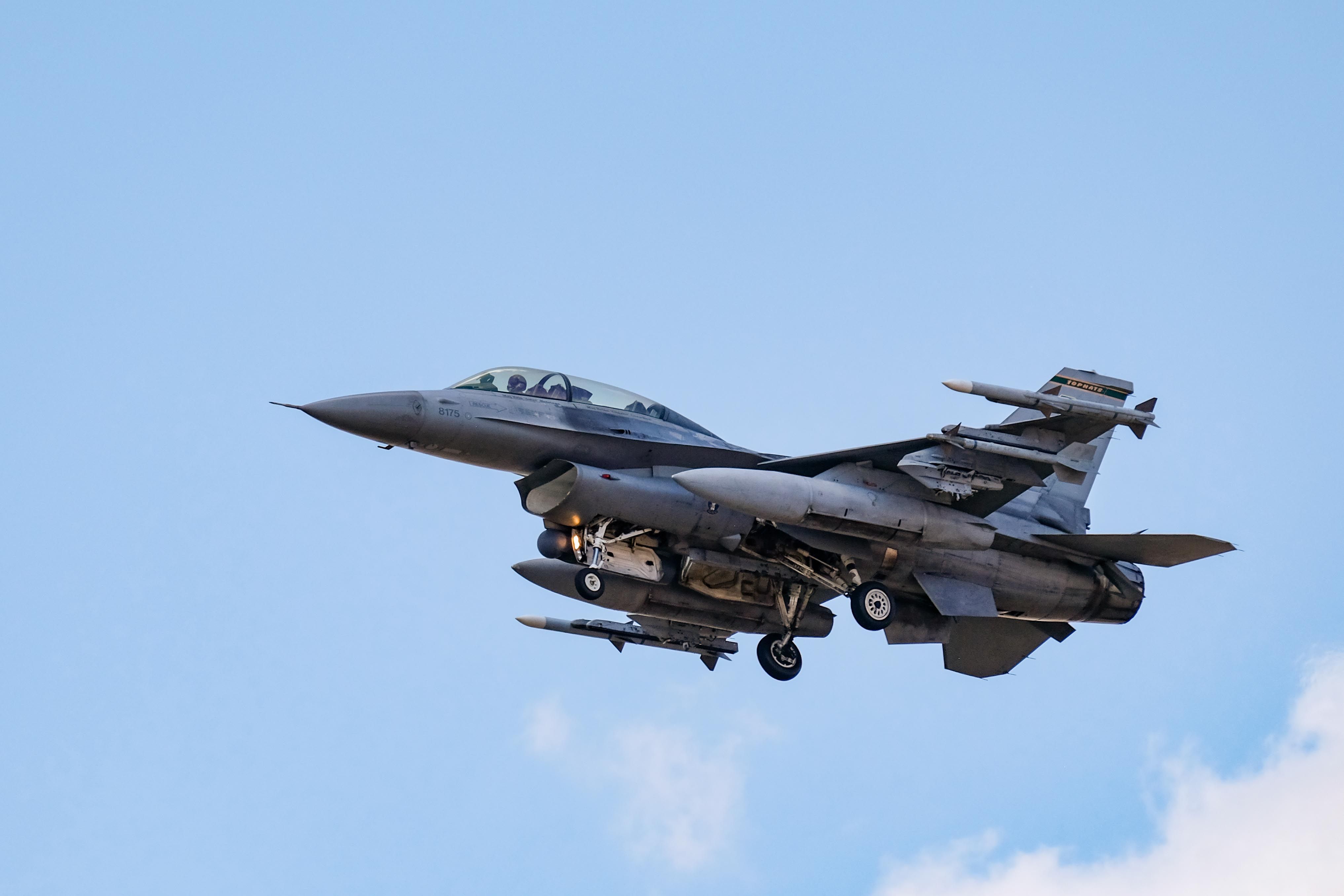 — — - F-16C Tophat- Luke AFB approach over Northern Ave on 21R.