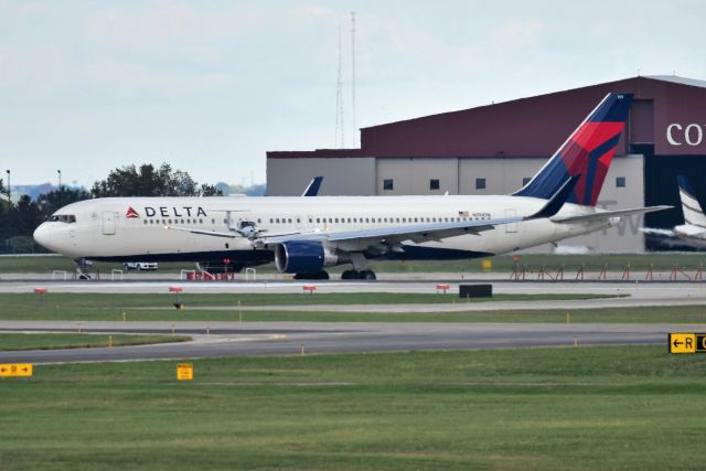 BOEING 767-300 (N199DN) - New decal on a DL 767, ok, just kidding, find the Lift DA40 in the photo. 09-25-21