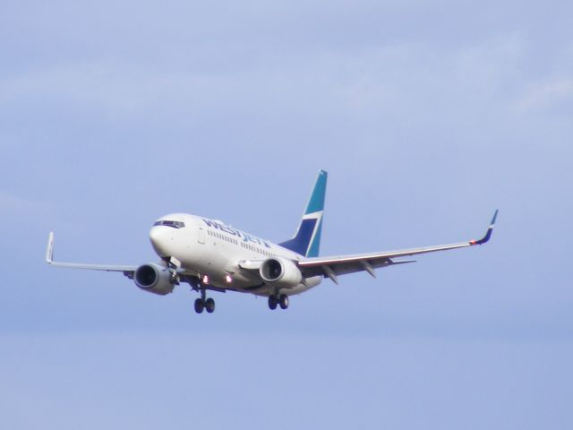 Boeing 737-700 (C-FMWJ)