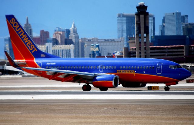 Boeing 737-700 (N409WN) - Notice the free bag sign.