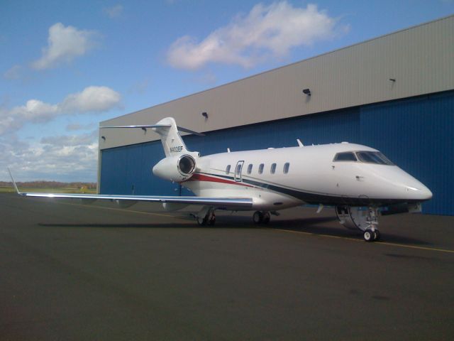 Bombardier Challenger 300 (N402EF)