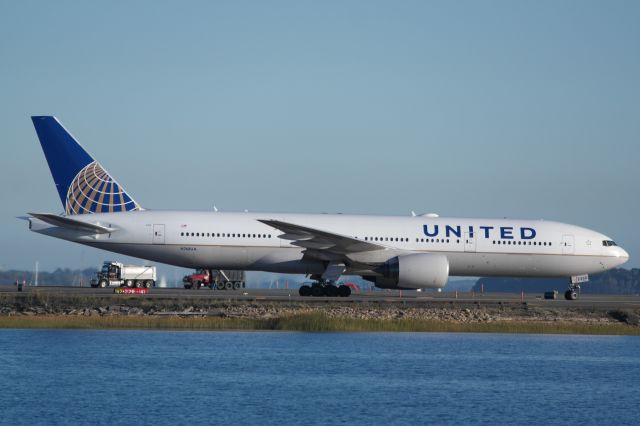 Boeing 777-200 (N768UA) - Uniteds new 777-200 service arriving from SFO.