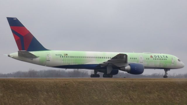 Boeing 757-200 (N649DL) - Delta 757 covered in green deice fluid