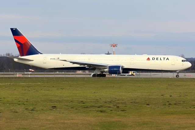 BOEING 767-400 (N829MH)