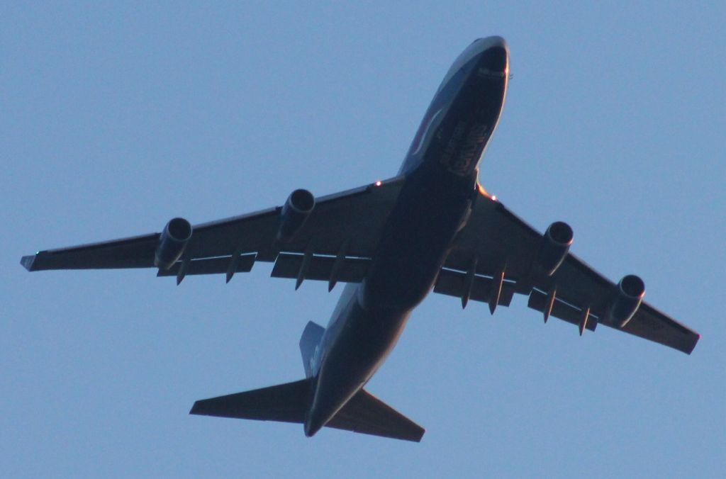 Boeing 747-400 (4K-SW888)