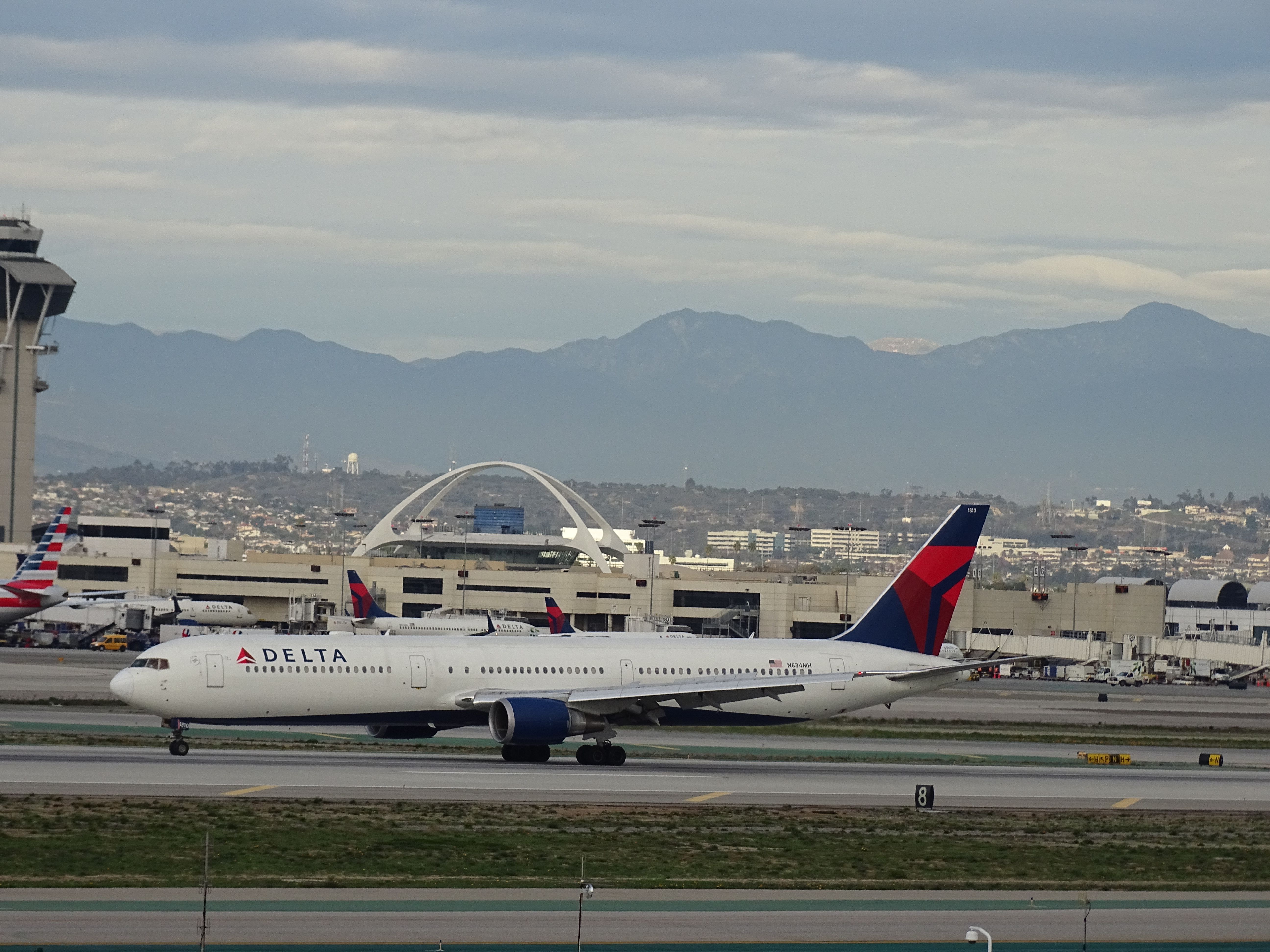 BOEING 767-400 (N834MH)