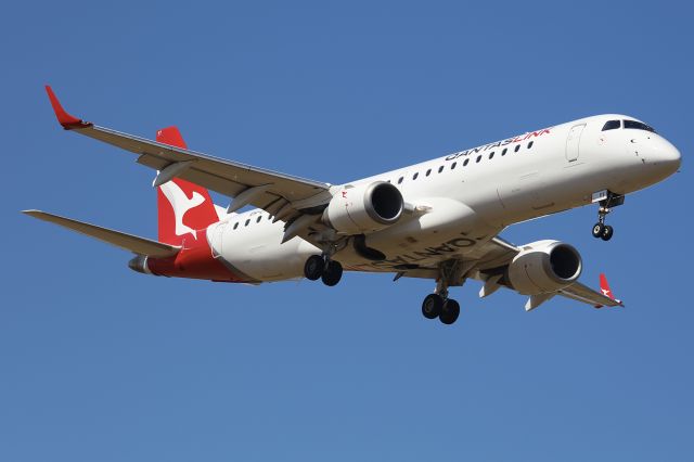 Embraer ERJ-190 (VH-UYY) - Now flying in full Qantaslink colours.