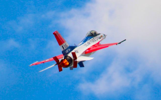 Lockheed F-16 Fighting Falcon —