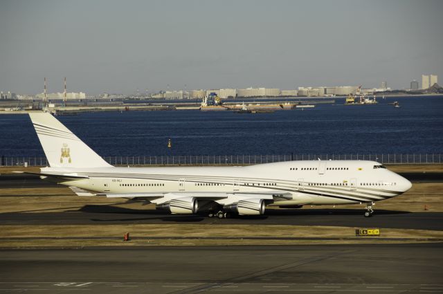 Boeing 747-400 (V8-ALI) - Taxing at Haneda Intl Airport on 2013/12/15 "The Sultans Flight"