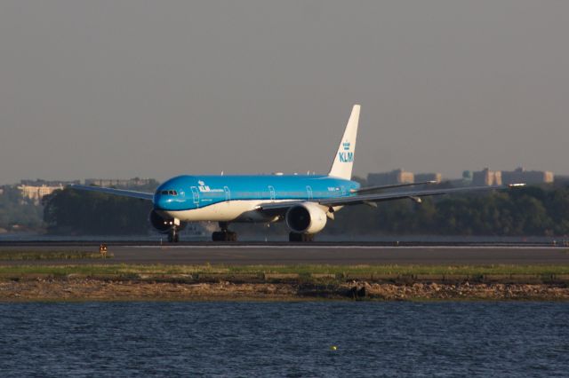 BOEING 777-300ER (PH-BVV)