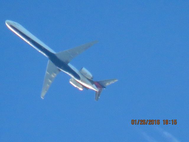 McDonnell Douglas MD-90 (N935FD)