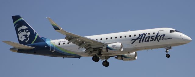 Embraer 175 (N199SY)