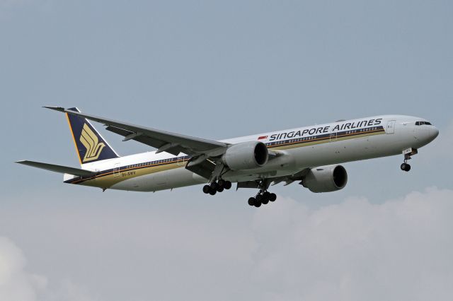 BOEING 777-300 (9V-SWV)