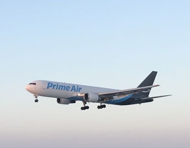 BOEING 767-300 (N1013A) - Runway 25 arrival! 1/13/22.