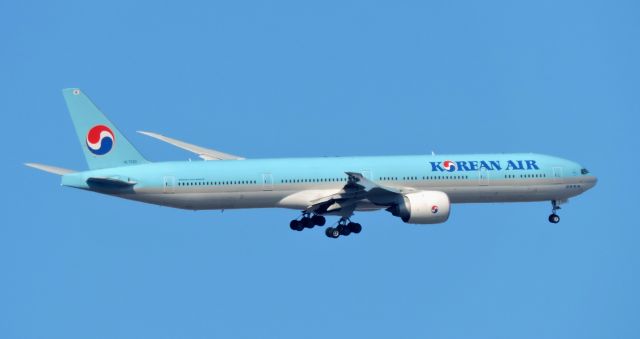 Airbus A330-200 (HL7202) - For my 1,000th post I have Korean Air approaching Dulles, Feb. 2020.