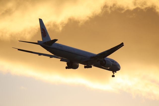 BOEING 777-300ER (B-2085)