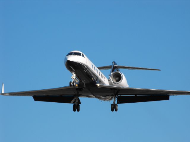 Gulfstream Aerospace Gulfstream IV (N161MM) - Short final for RWY 27