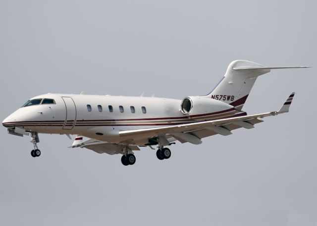 Bombardier Challenger 300 (N575WB)