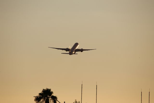 BOEING 777-300ER (F-GSQM)