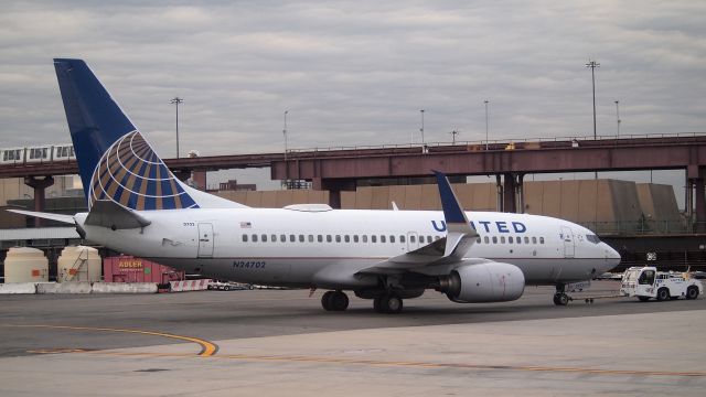 Boeing 737-700 (N24702) - This is the first 737-700 Ive seen with split scimtars.