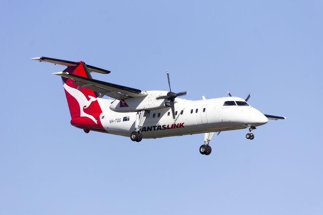 VH-TQG — - Eastern Australia Airlines (VH-TQG) de Havilland Canada DHC-8-201 on approach to runway 25 at Sydney Airport