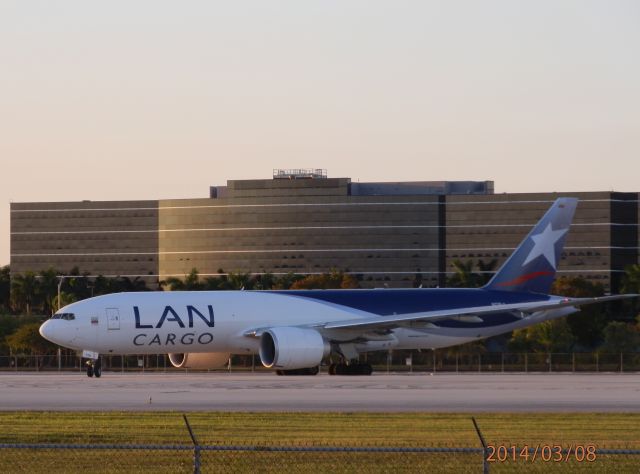 BOEING 777-200LR (N776LA)
