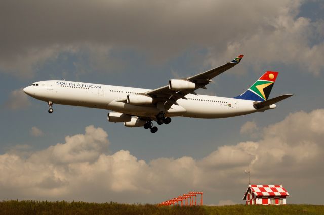 Airbus A340-600 (ZS-SXA)