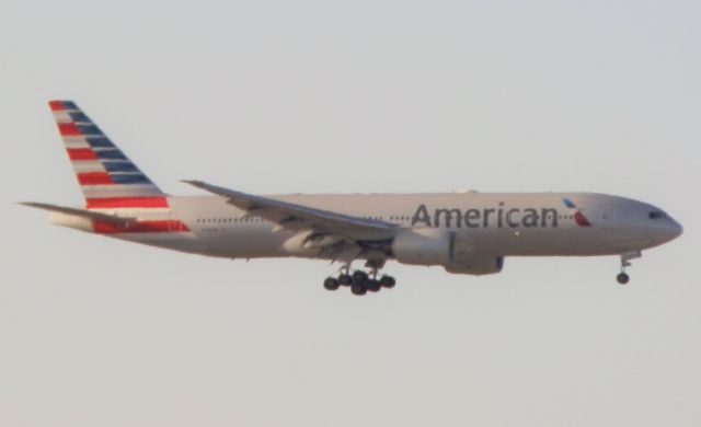 Boeing 777-200 (N797AN)